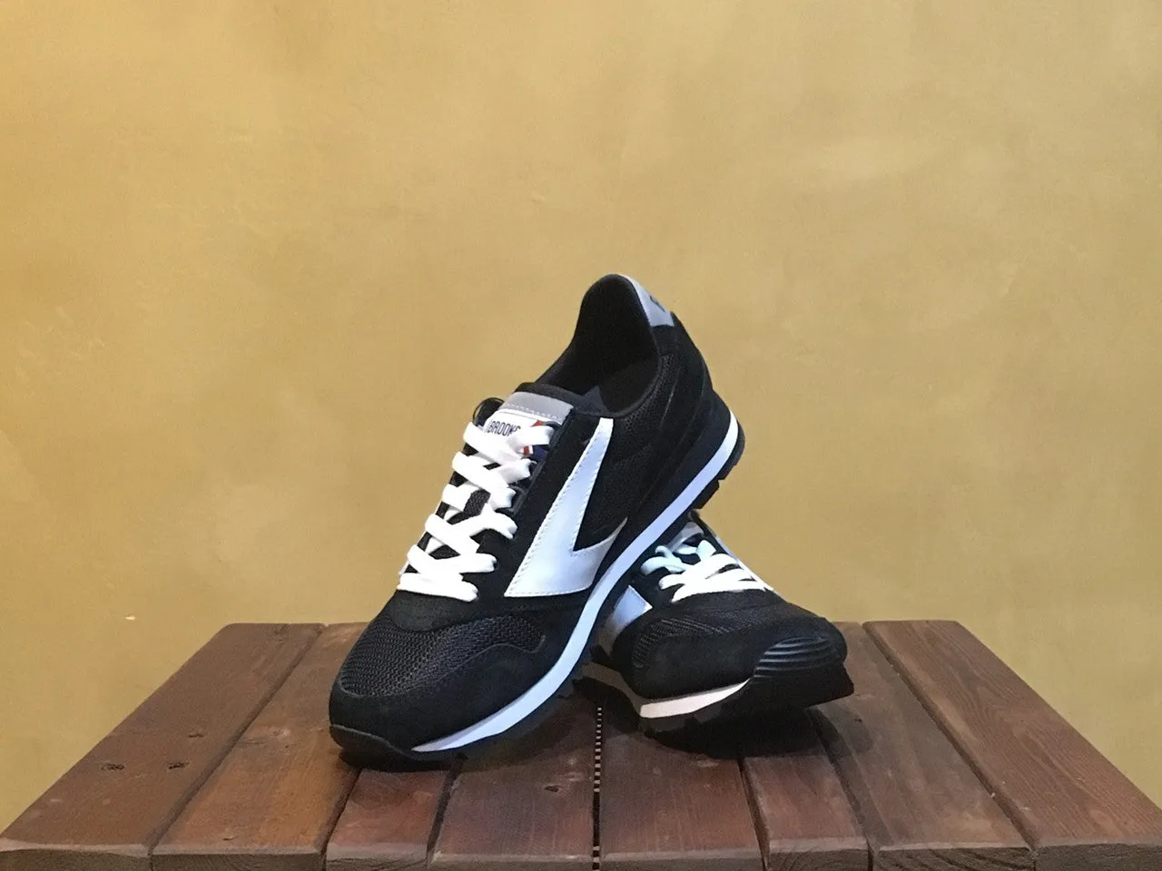 110178 1D 036 Brooks Chariot Jet Black/White