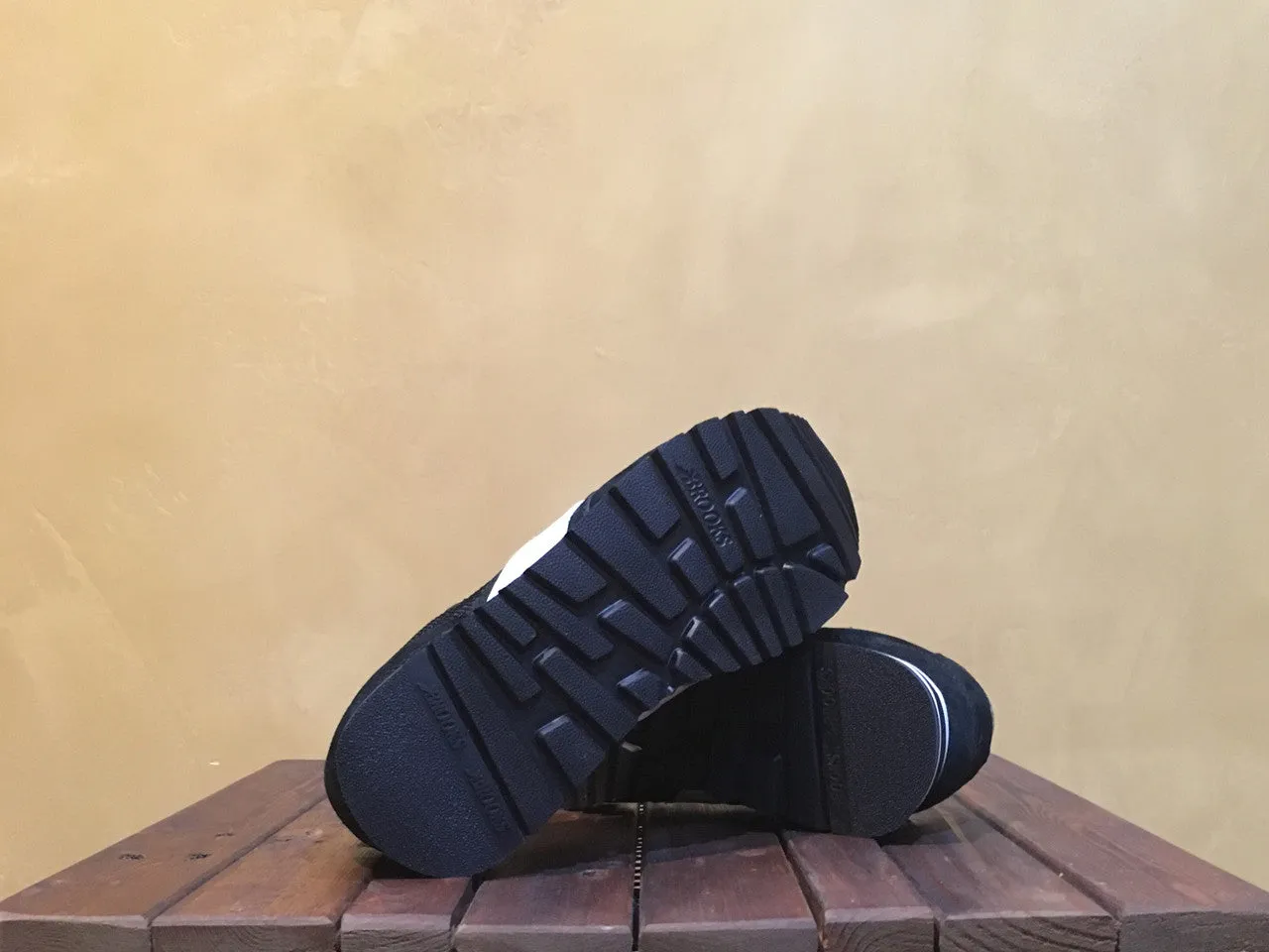110178 1D 036 Brooks Chariot Jet Black/White