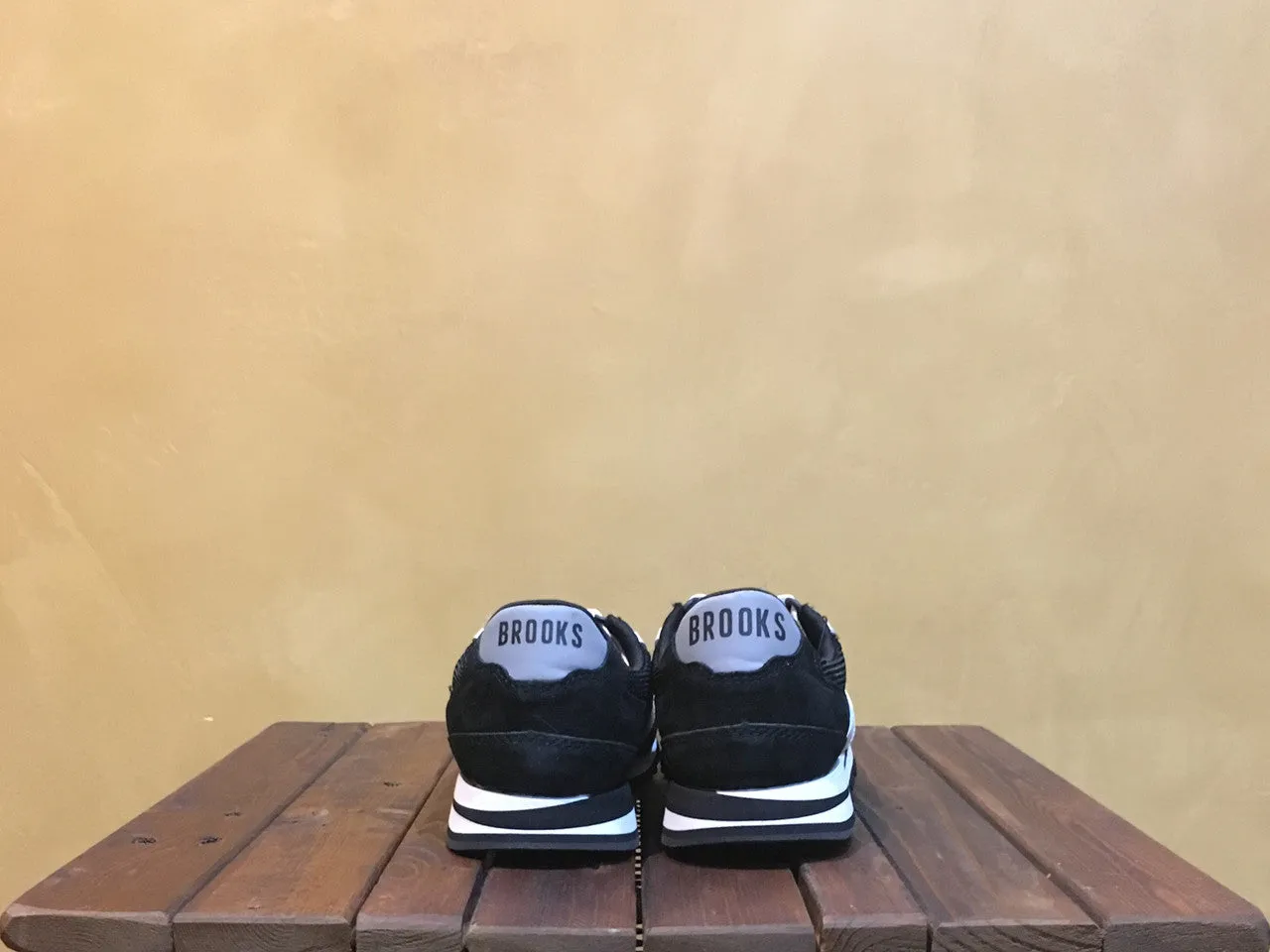 110178 1D 036 Brooks Chariot Jet Black/White