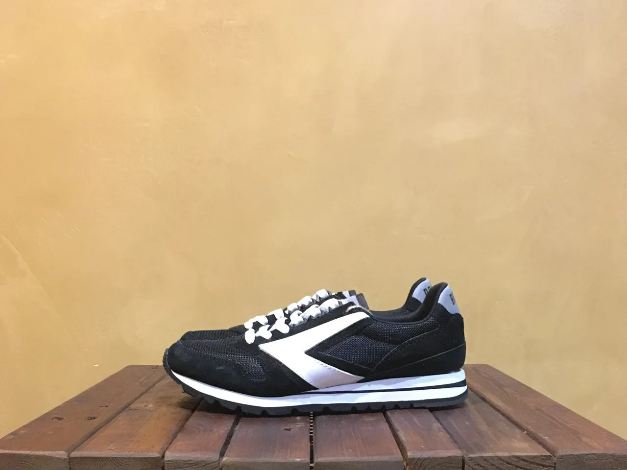 110178 1D 036 Brooks Chariot Jet Black/White