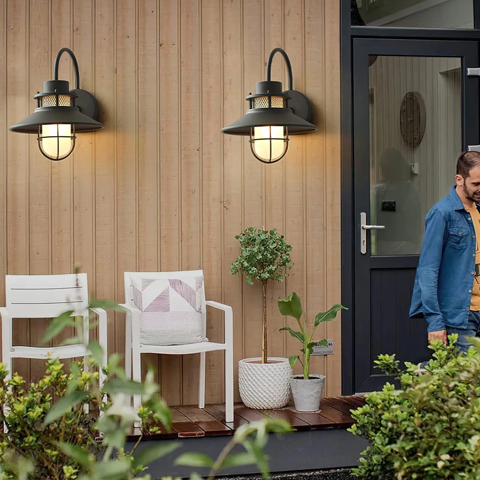 Felix Outdoor Wall Light – Industrial-Style Weatherproof LED Lantern (IP65)