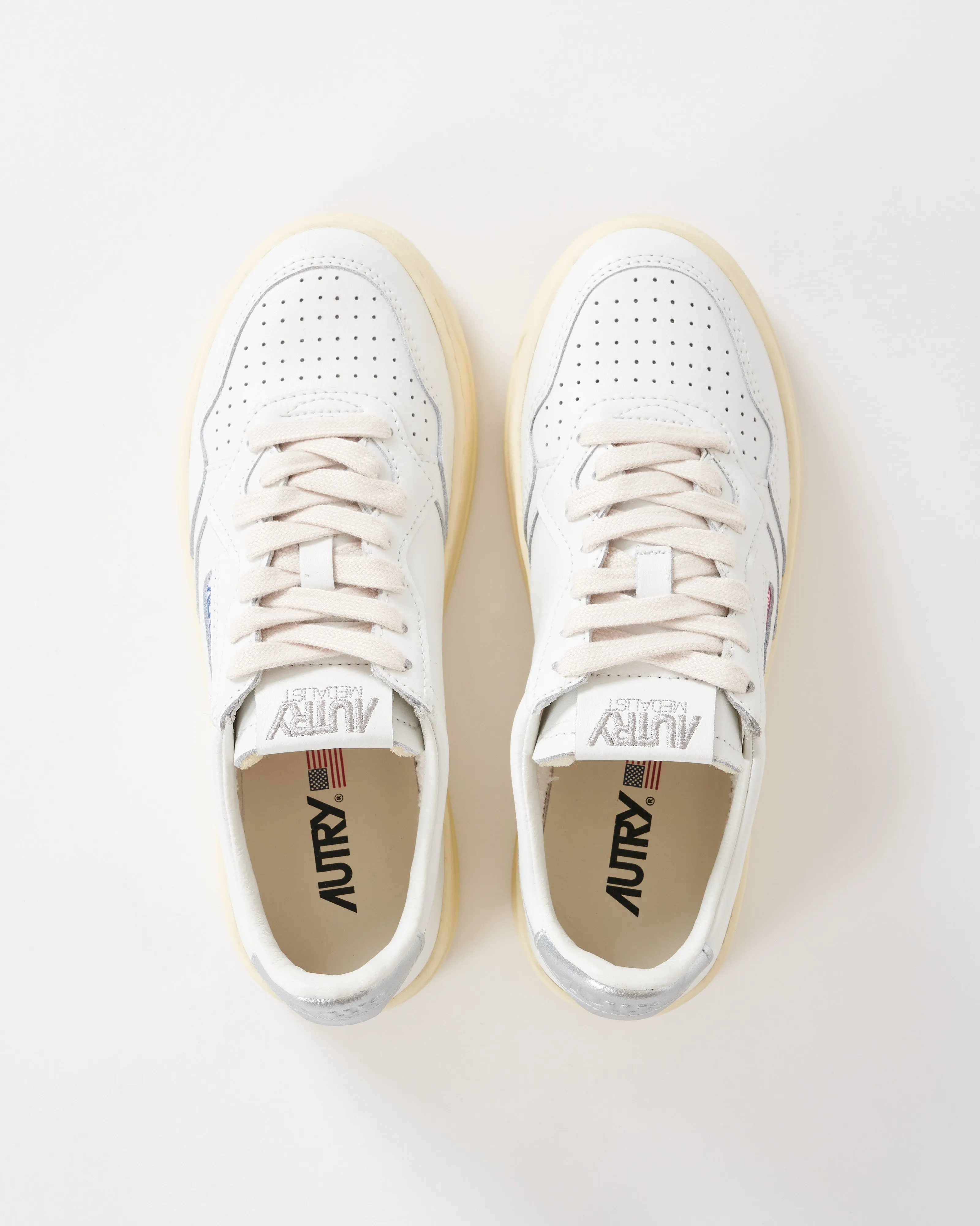 medalist low sneaker