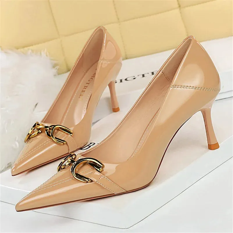 White Leather shoes: Studs Pumps