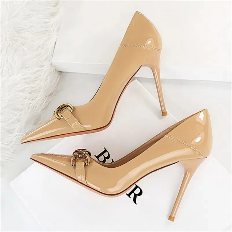 White Leather shoes: Studs Pumps